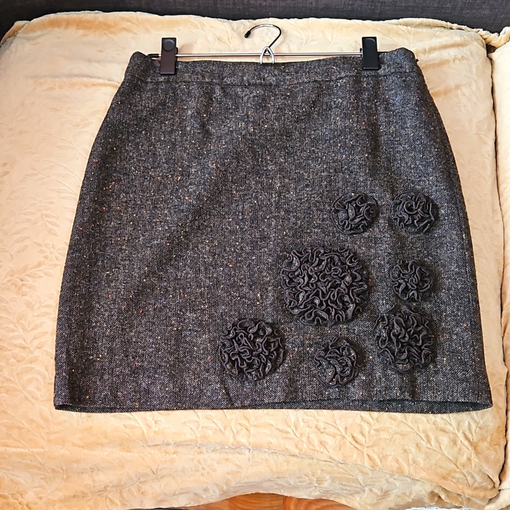 Short skirt with flowers detail